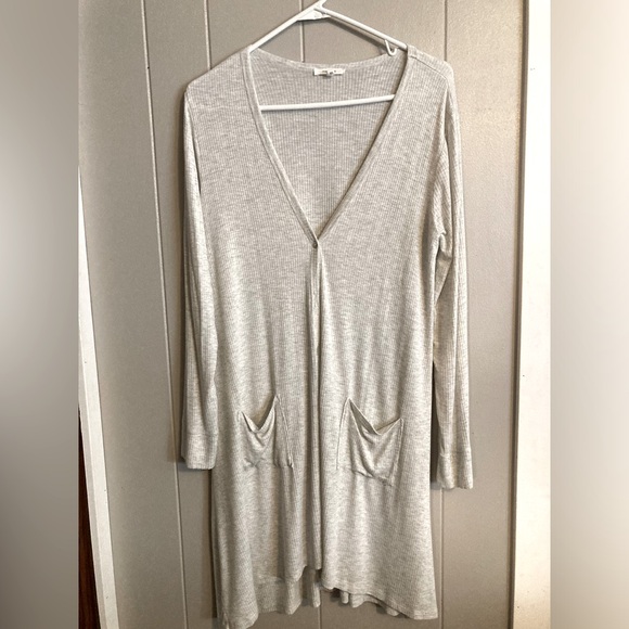 👚(bundle 4 items w/👚for $16) Lightweight coverup - Picture 1 of 6